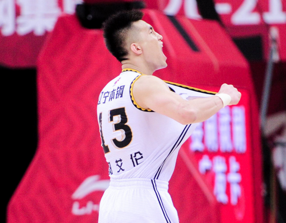 雄鹿横扫山东队，郭艾伦点燃赛场