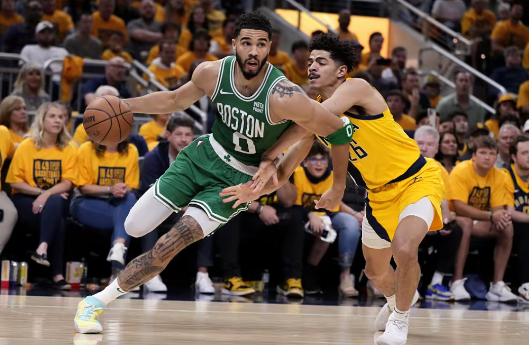 凯尔特人完胜广州队，布克高光表现