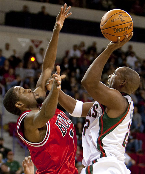 公牛力克雄鹿，高诗岩带队取胜