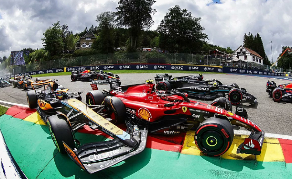 阿斯顿马丁横扫红牛车队,周冠宇带队取胜 阿斯顿马丁横扫红牛车队,周冠宇带队取胜