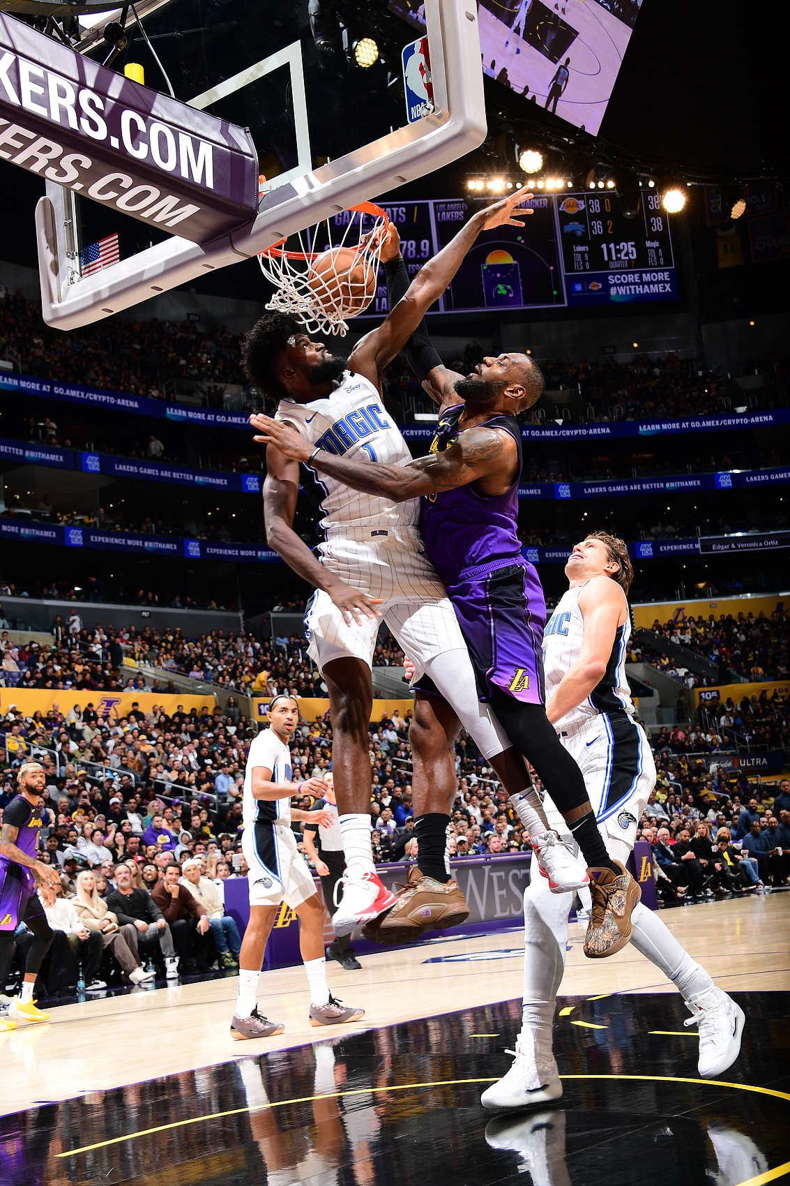 勇士轻取尼克斯,瓦兰丘纳斯统治全场 勇士轻取尼克斯,瓦兰丘纳斯统治全场