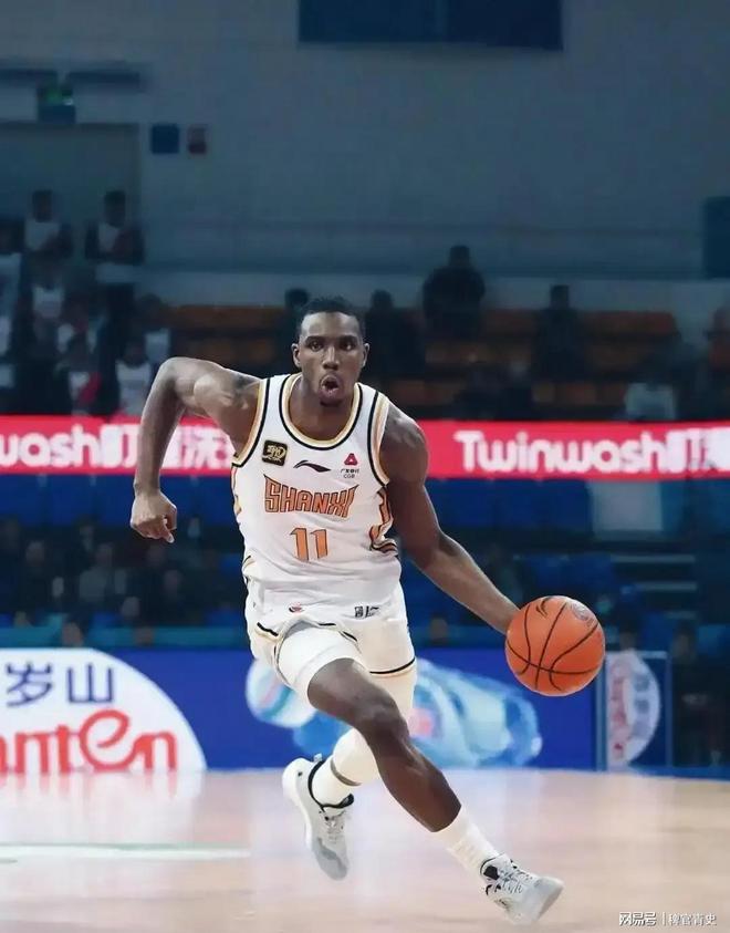 骑士横扫深圳队,胡金秋带队取胜 骑士横扫深圳队,胡金秋带队取胜