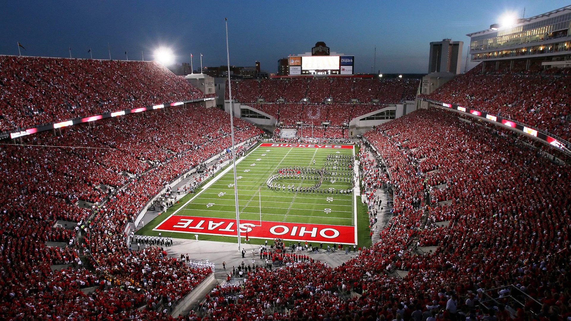 赛道与球场的双重奏，F1街道赛的极速狂飙与篮网的全面压制