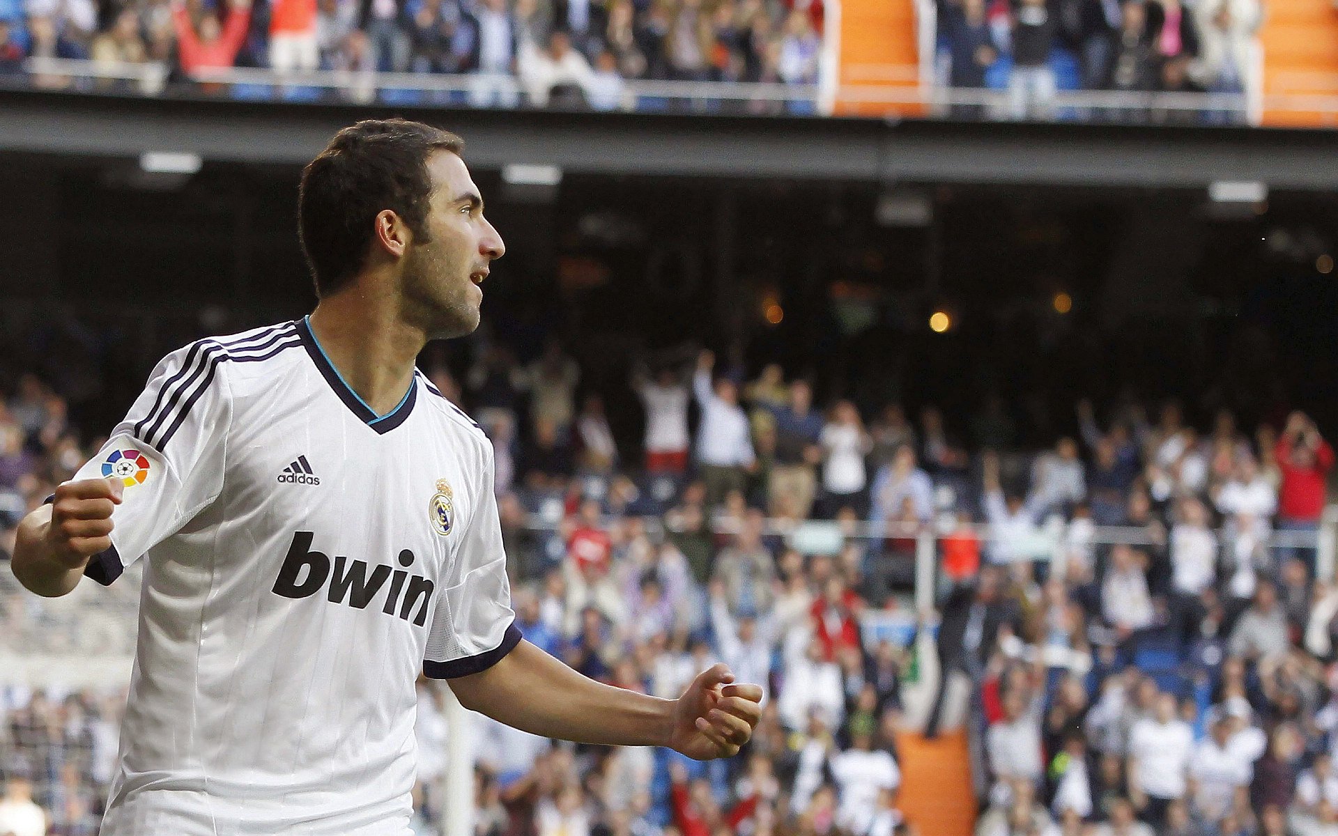 欧冠淘汰赛之夜，霍勒迪完成里程碑，见证传奇的诞生